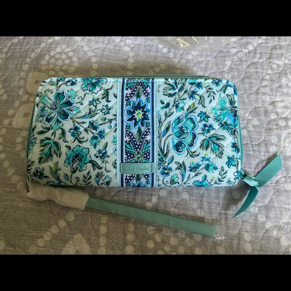 Vera Bradley Iconic RFID Accordion Wallet
